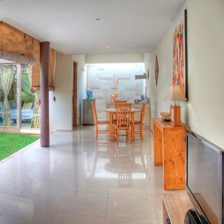 Villa Lestari 塞米亚克 客房 照片