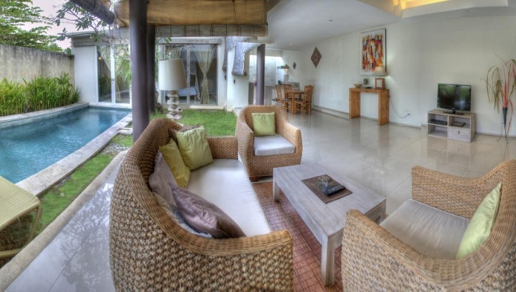 Villa Lestari 塞米亚克 客房 照片