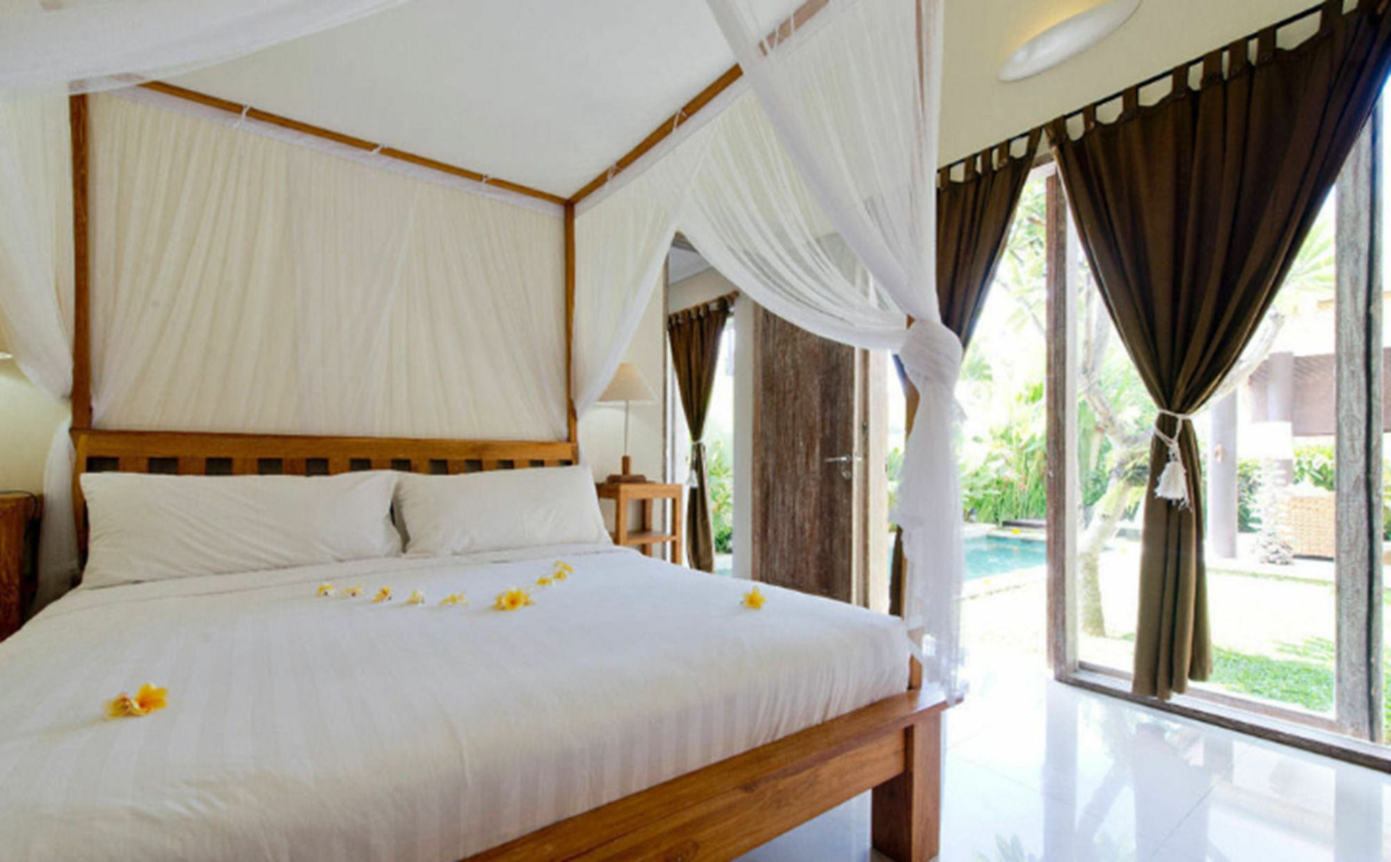 Villa Lestari 塞米亚克 外观 照片